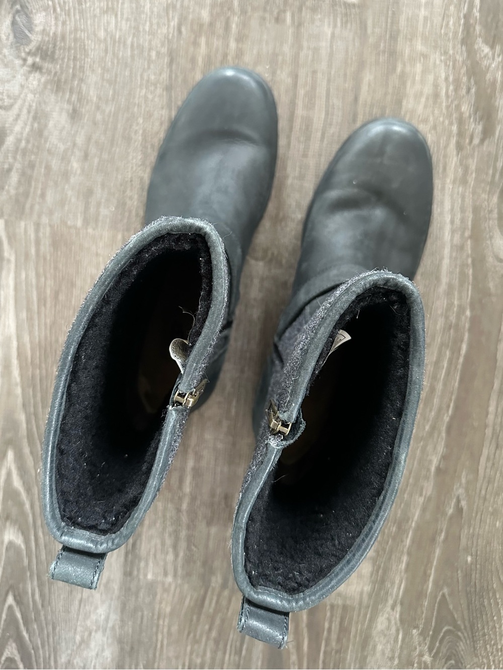 UGG Robbie Boots - Picture 3 of 9